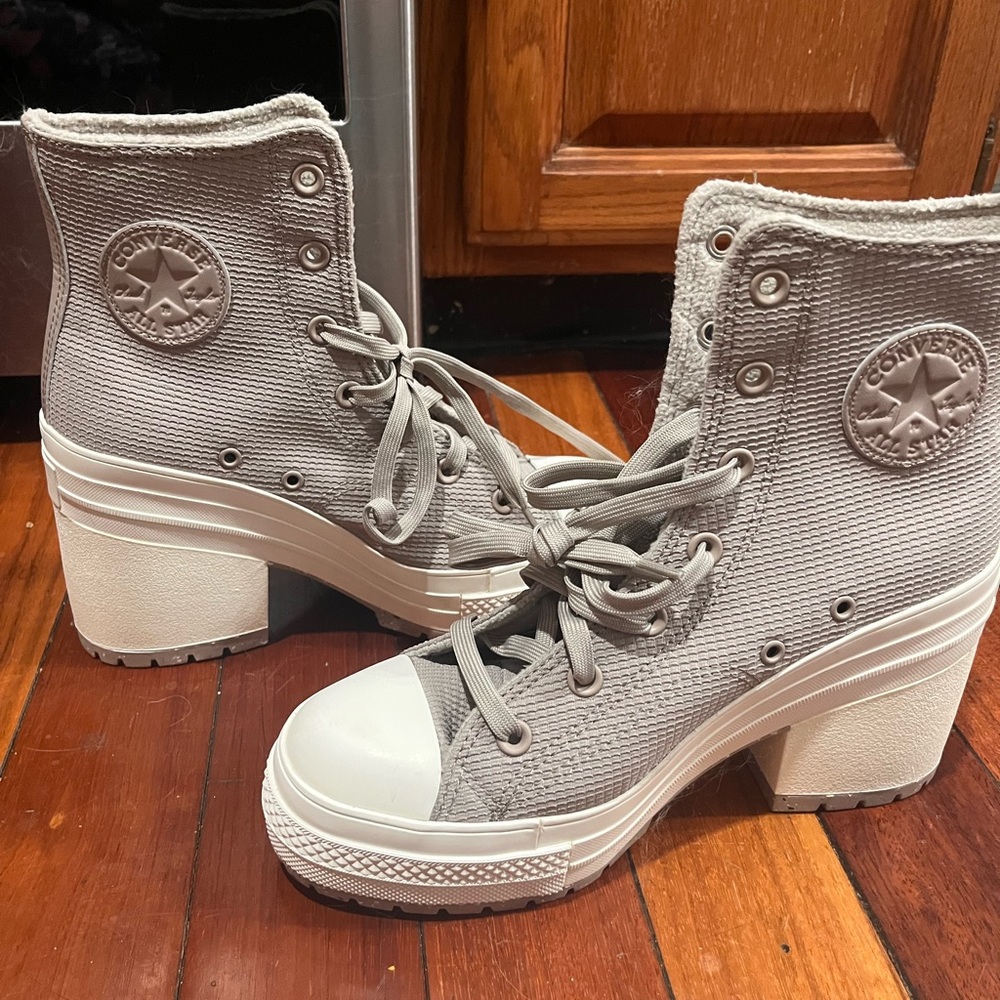 Size 9 NWOB Heeled Sneakers in Beige/Taupe/Wonder Stone De Luxe 70 by Converse